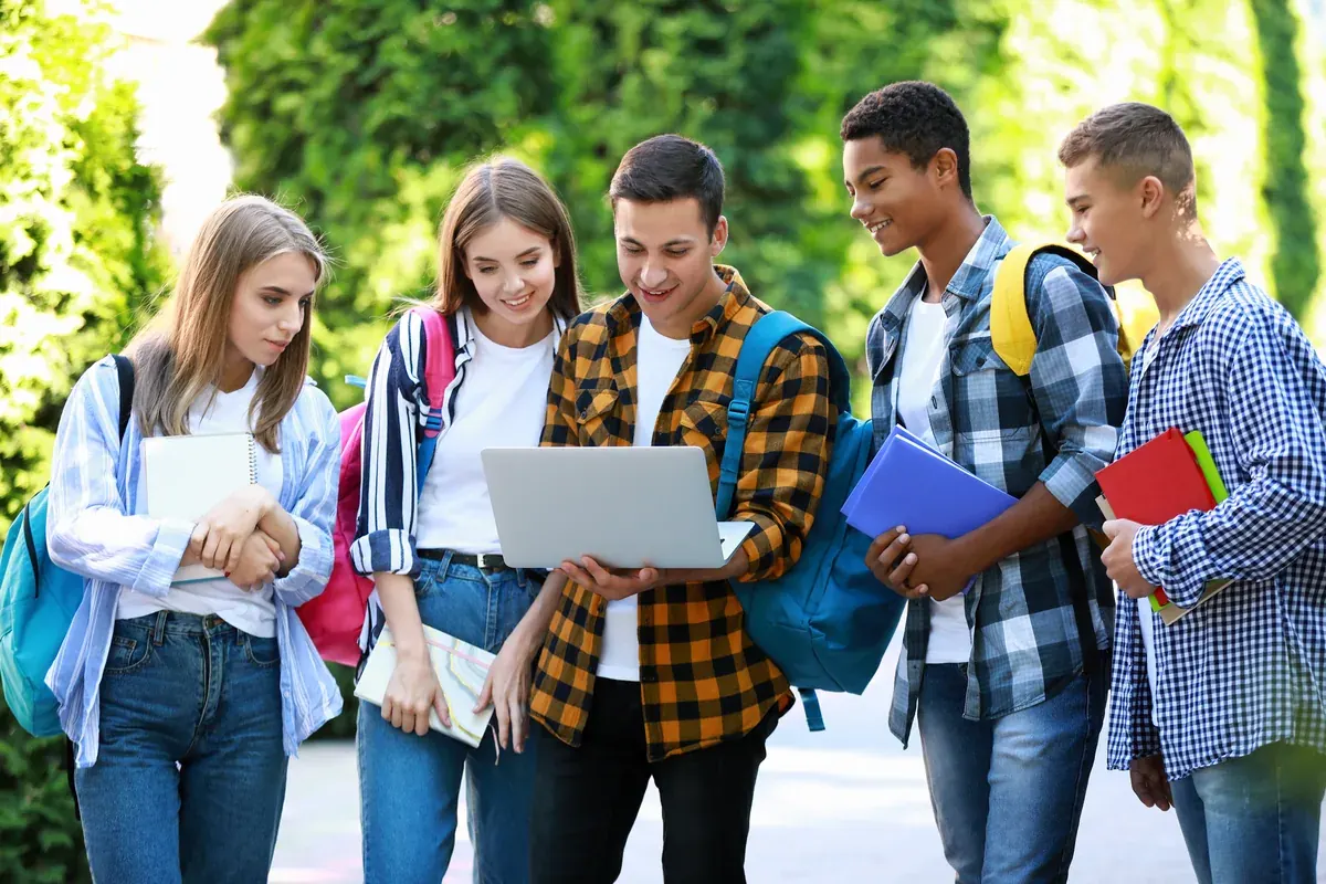 AKDMY y Actives: un acuerdo para acercar la educación de calidad
